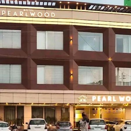Hotel Pearl Wood Zirakpur Zewnętrze zdjęcie