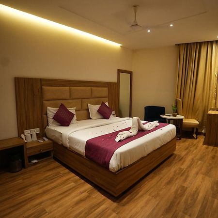 Hotel Pearl Wood Zirakpur Zewnętrze zdjęcie