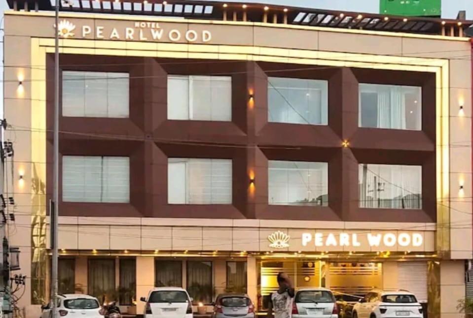 Hotel Pearl Wood Zirakpur Zewnętrze zdjęcie