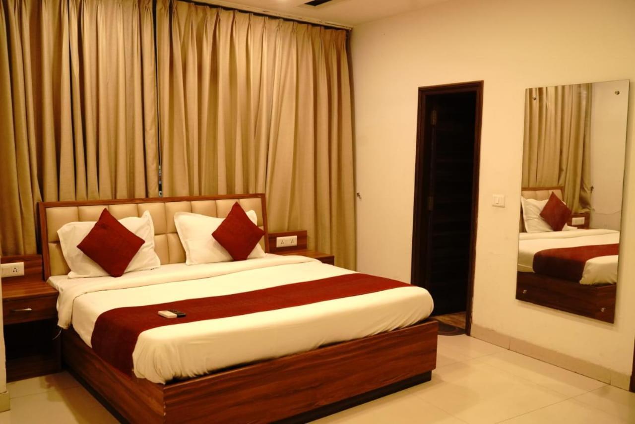 Hotel Pearl Wood Zirakpur Zewnętrze zdjęcie